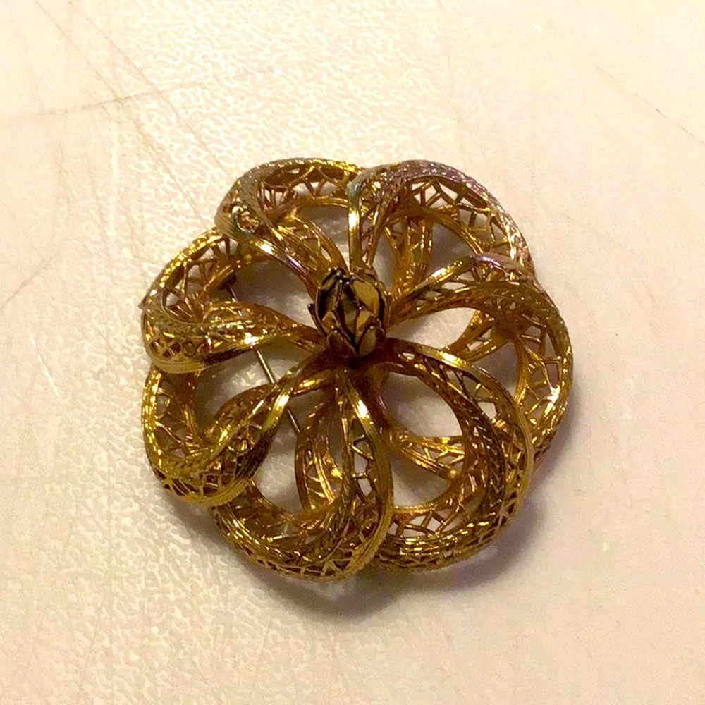 Corocraft 2” Gold Tone Raised Filigree Swirl Openwork w/a Gold Tone Bud Brooch